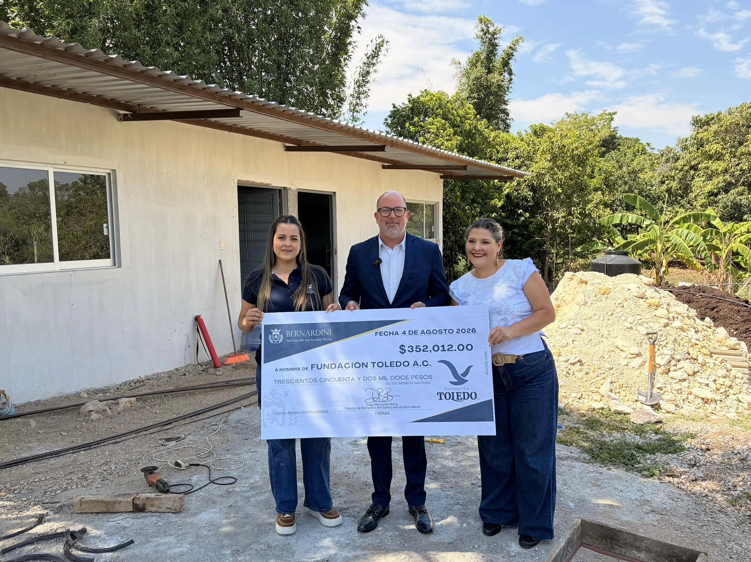 Entrega del Cheque a Fundacion Toledo.